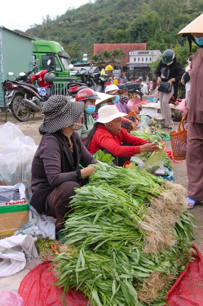 Sản phẩm chủ yếu bán tại chờ Gò là "cây nhà lá vườn" của người dân địa phương. Người đi chợ đa phần mua trầu cau, các loại cây trái để "lấy lộc" hoặc mua đủ thứ đồ ăn tươi, từ các loại rau xanh đến các tôm cá tươi rói. Ảnh: Người lao động
