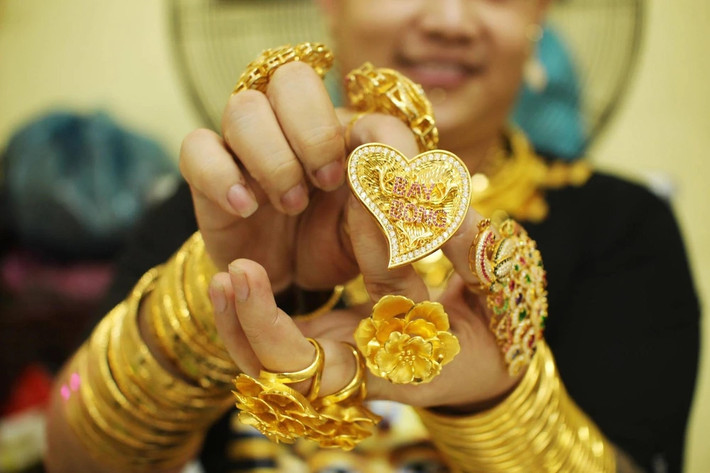 Cộng thêm nhẫn, dây chuyền và bông tai nữa là anh Đỗ Ngọc Thuận đeo hơn 100 cây vàng trên người. Ảnh: Tri thức trẻ