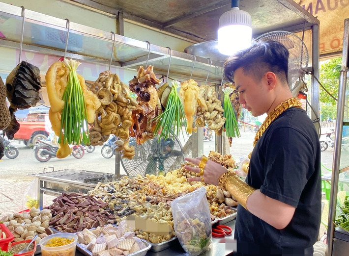 Nguyễn Cường (hơn 20 tuổi) đang làm tại quán lẩu bò gia truyền ở quận 8 có sở thích đeo đầy vàng ở cổ, cổ tay và các ngón tay. Ảnh: Dân trí