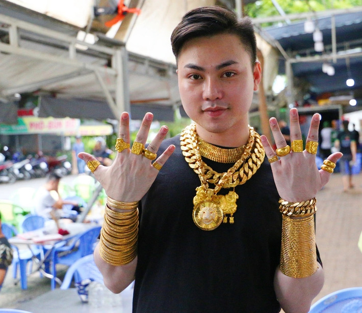 Nhiều khách phương xa tìm đến ăn lẩu bò quyết gặp Cường bởi anh nổi tiếng với sở thích "dát vàng" lên người. Ảnh: Dân trí