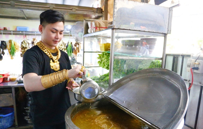 Thậm chí, Cường có hẳn một bộ sưu tập vòng - nhẫn vàng: 2 bộ vòng, 3 sợi dây chuyền, 10 nhẫn và 2 lắc tay, tổng 80 cây vàng. Ảnh: Dân trí