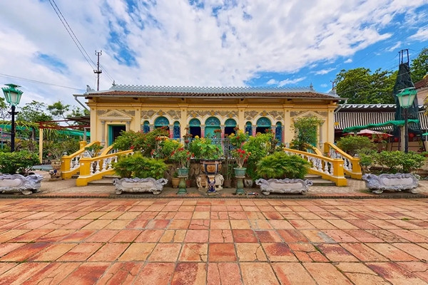 Căn nhà được xây dựng từ năm 1870 thuộc sở hữu của nhà họ Dương. Ông Dương Văn Vị, con cháu đời thứ 3 của gia tộc là người bắt đầu cho xây dựng ngôi nhà này. Ảnh: Traveloka
