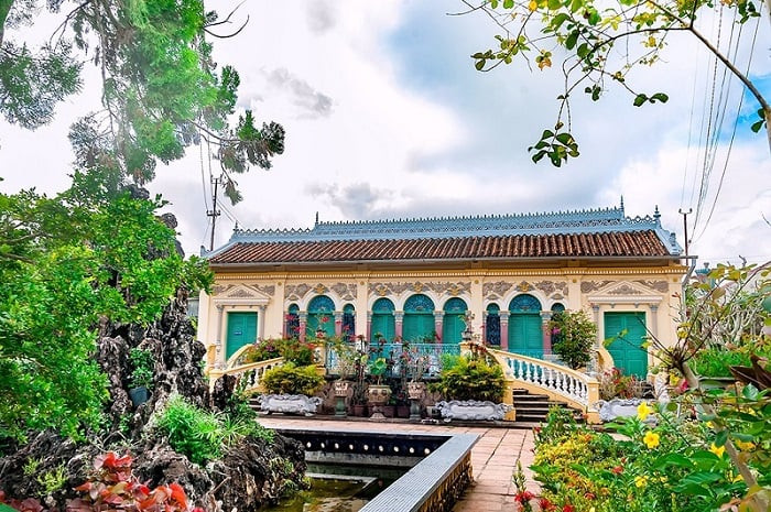 Không gian nhà cổ Bình Thủy gồm: Nhà trước (5 gian), dùng làm nơi tiếp khách trong các dịp lễ trang trọng, được trang trí theo phong cách Châu Âu. Nhà giữa (5 gian), 3 gian trong được bố trí làm nơi thờ tự theo truyền thống, 2 gian bìa dùng để ở; Nhà sau được sử dụng làm nơi sinh hoạt chung, cùng với đó là các tiểu cảnh trong và ngoài. Ảnh: Sưu tầm