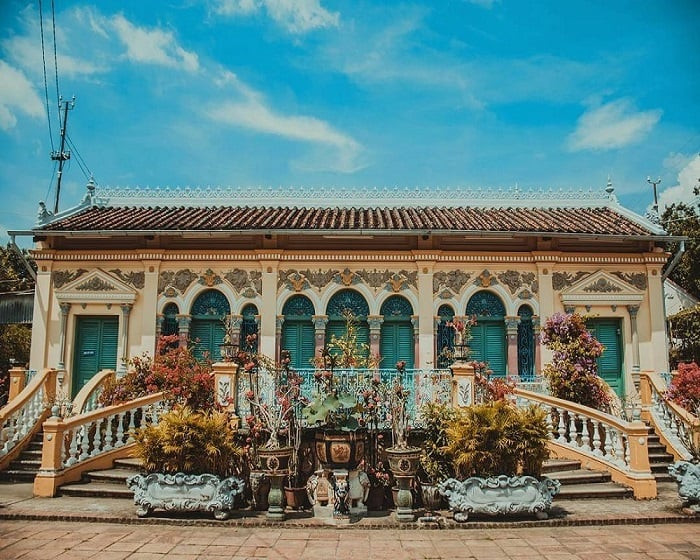Ban đầu, căn nhà làm bằng gỗ và lợp ngói. Sau 30 năm, ông cho thiết kế và xây dựng lại. Đến năm 1904, ông Dương Chấn Kỷ (con trai út của ông Dương Văn Vị) tiếp tục xây dựng căn nhà. Đến năm 1911, nhà cổ Bình Thủy được hoàn thiện. Ảnh: sưu tầm