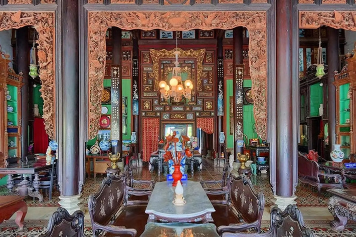 Gian chính có 3 bộ bàn ghế: 1 bộ dùng để tiếp khách, 1 bộ dùng để ăn cơm và 1 bộ để gia đình ngồi trò chuyện. Ảnh: Traveloka