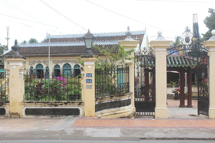 Nhà cổ Bình Thủy có sự giao thoa giữa kiến trúc phương Đông và phương Tây độc đáo. Từ ngoài vào là hàng rào sắt thường thấy trong các ngôi nhà hiện đại. Ảnh: Traveloka