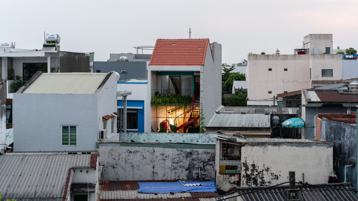 Thiết kế này gợi nhớ những ngôi nhà phố cổ ở Hội An có những gác lửng vào những ngày lũ về, trên cùng là mái lợp ngói, bên dưới đóng trần gỗ.