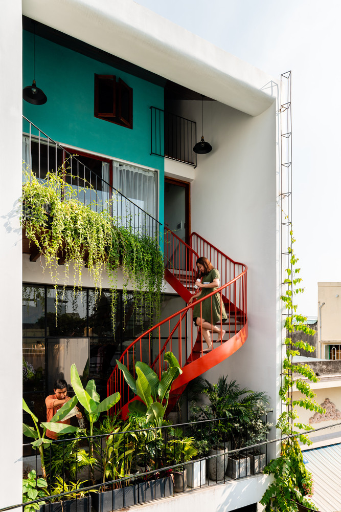 Điểm nội bật trong cách phân chia chức năng ở và kinh doanh là cầu thang sắt ngoài trời. Đây là vùng không gian chuyển tiếp giữa công việc và nghỉ ngơi.