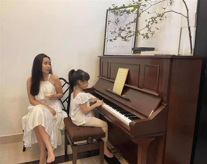 Trong nhà, Lưu Hương Giang dành một góc đặt chiếc đàn piano cho hai con học nhạc. Ảnh: Vietnamnet