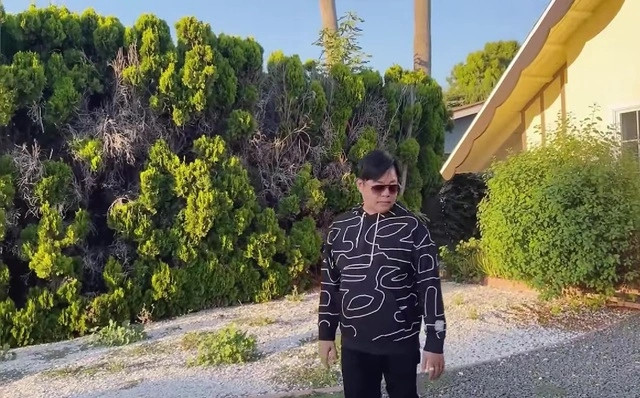 Mới đây, kênh YouTube của danh hài Thúy Nga đăng tải một clip quay lại cảnh cô tới thăm căn nhà ca sĩ Quang Lê mới mua tại Mỹ.