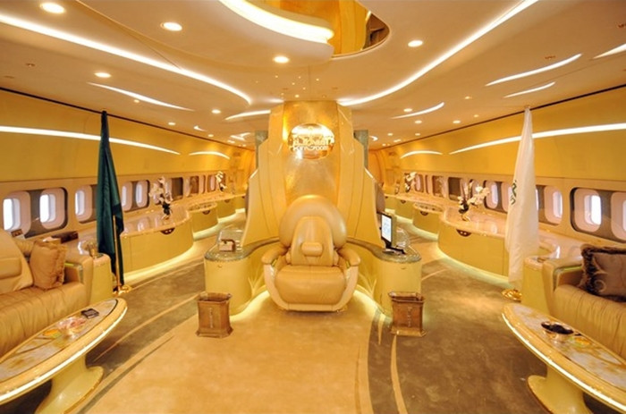 Bên trong máy bay có phòng ăn hơn 10 chỗ ngồi, spa, phòng cầu nguyện, khu vực đàn piano lớn, đài phun nước lát đá cẩm thạch và sân vận động giải trí. Thậm chí, trên máy bay có một gara và chuồng ngựa. Ảnh: Luxurylaunches