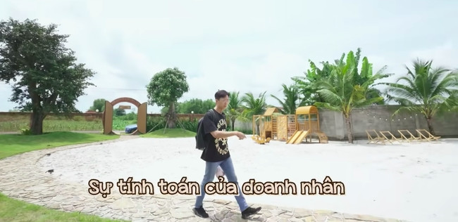 Khi đến biệt thự của Trường Giang, Ngô Kiến Huy không khỏi trầm trồ và định giá khu biệt thự vườn mà đàn anh xây cho con gái là khoảng 70 tỷ đồng. Ảnh: Chụp màn hình