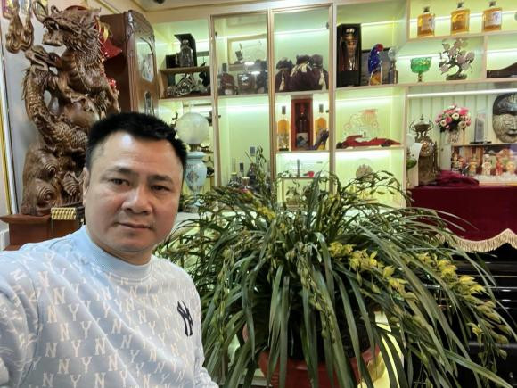 Ngoài đào, quất, nghệ sĩ Tự Long còn sắm một chậu lan lớn.