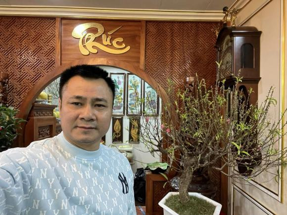 Chỉ còn hơn 10 ngày nữa là đến Tết Nguyên đán Giáp Thìn 2024, NSND Tự Long và bà xã tất bật trang hoàng nhà cửa, đưa không khí Tết ngập tràn vào tổ ấm nhỏ.