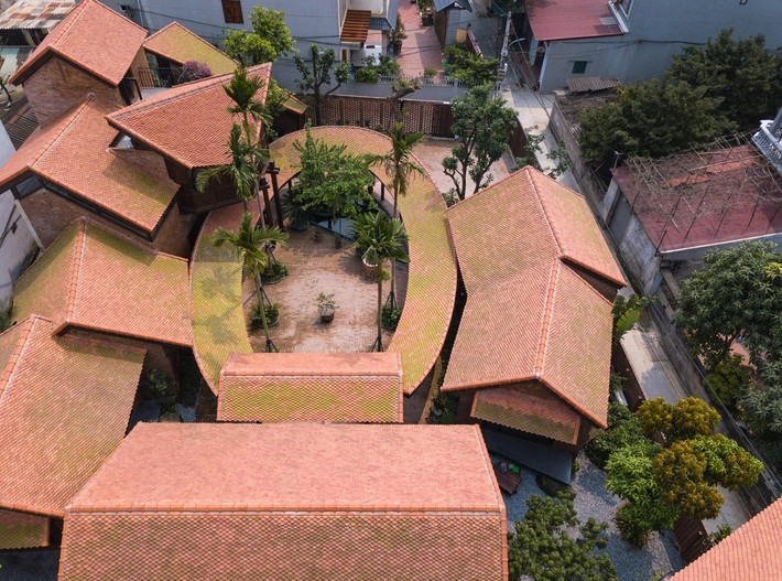 Tọa lạc tại một làng cổ ở Đông Anh (Hà Nội) trên khu đất rộng hơn 700m2, công trình gồm đình thờ, sân rộng, chỗ ở sinh hoạt hàng ngày cho ông bà và cho con cháu vào dịp cuối tuần.
