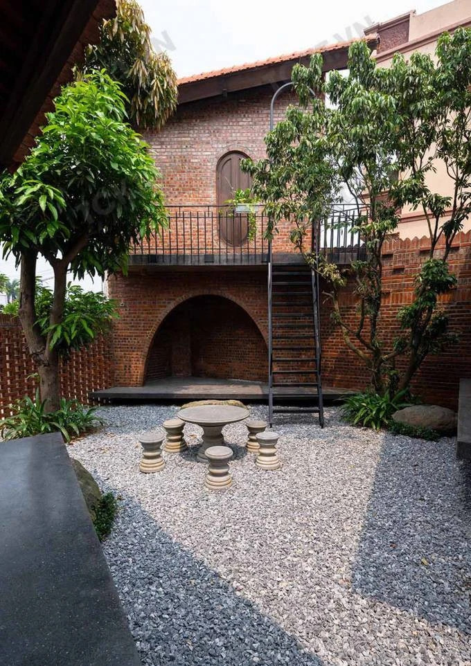 Khu sân vườn tiểu cảnh này được đưa về vị trí trung tâm của ngôi nhà, tạo nên không gian sinh hoạt chung.