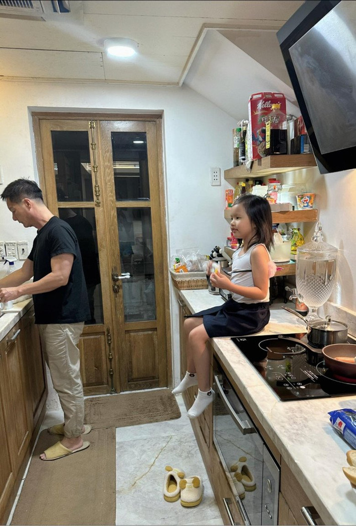Trước đó, Phan Như Thảo từng nhiều lần đăng tải ảnh ông xã vào bếp. Ảnh: FBNV