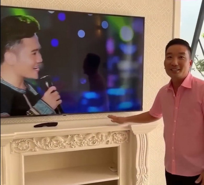 Tủ ti vi thiết kế đẹp mắt với nhiều hoa văn tinh tế.
