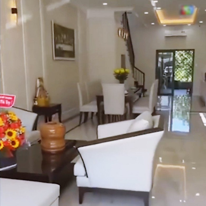 Phòng khách được bài trí sang trọng. Bộ sofa và bàn ghế ăn "tông xoẹt tông" với gam màu sáng.