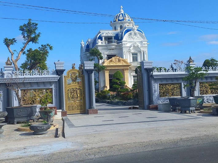 Nhiều người không khỏi trầm trồ trước sự bề thế của căn biệt thự. Ảnh: Người lao động