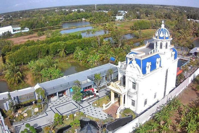 Phần đất này được cơ quan chức năng xác định phù hợp với kế hoạch sử dụng đất nên được chuyển mục đích sang đất ở nông thôn. Chủ công trình phải đập hàng rào, trả lại hiện trạng ban đầu diện tích khoảng 1.300 m2, do thuộc đất hạ tầng kỹ thuật. Ảnh: FBNV