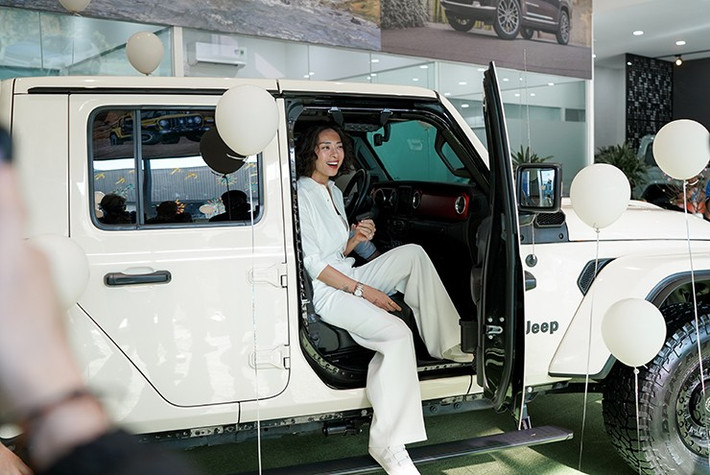 Ngô Thanh Vân cho biết, đây là món quà ý nghĩa của chồng. Chiếc Jeep Gladiator sẽ đồng hành cùng hai vợ chồng trong chuyến trải nghiệm cung đường Tây Bắc và những hành trình dài hơn để khám phá trọn vẹn những cảnh sắc tuyệt đẹp của Việt Nam. Ảnh: Người đưa tin