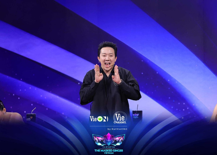 Mỗi lần cầm mic, cát-xê của Trấn Thành lên tới hàng trăm triệu cho một show, chưa kể các khoản phụ thu khác như vé máy bay nếu đi tỉnh...