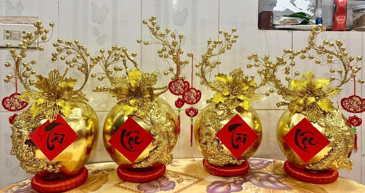 Dịp Tết Giáp Thìn 2024, những trái dừa dát vàng 18K được đông đảo khách hàng lựa chọn. Ảnh: Daidoanket