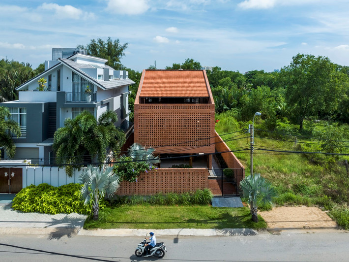 Nhà Bè House được xây dựng cho 4 người phụ nữ trung niên và mẹ của họ. Ngôi nhà là chốn bình yên để các con trở về, dành những năm tháng cuộc đời chăm sóc cho người mẹ cao tuổi, như một cách tiếp nối những ký ức tuổi thơ vốn đã đứt đoạn từ lâu.
