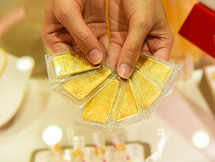 Người xưa cho rằng, việc mua vàng đầu năm sẽ giúp chúng ta có một năm đủ đầy, giàu sang, đặc biệt là vào ngày vía Thần tài mùng 10 tháng Giêng. Vàng là biểu tượng của giàu sang, sung túc, là món bảo vật giữ gìn tài lộc gia đình.