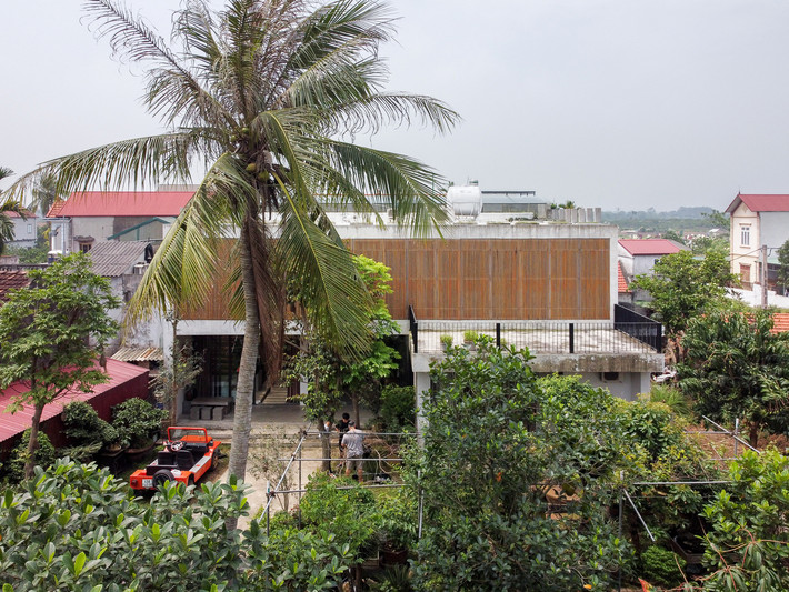 Tọa lạc tại một khu dân cư ngoại ô Hà Nội, B House thuộc sở hữu của một chủ xưởng sản xuất bê tông.