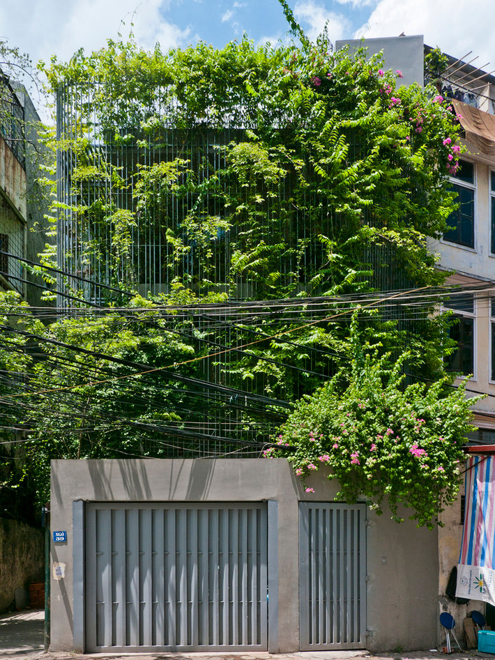 Tọa lạc tại Hà Nội, ngôi nhà được sửa chữa và cải tạo trên nền nhà cũ đã tồn tại trong suốt 15 năm qua.