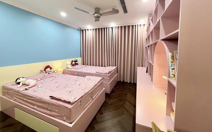 Ngôi nhà thiết kế vừa hiện đại vừa mang nét truyền thống, đúng sở thích và nhu cầu của 2 vợ chồng, có không gian rộng rãi cho gia đình 3 trẻ nhỏ. Ảnh: FBNV