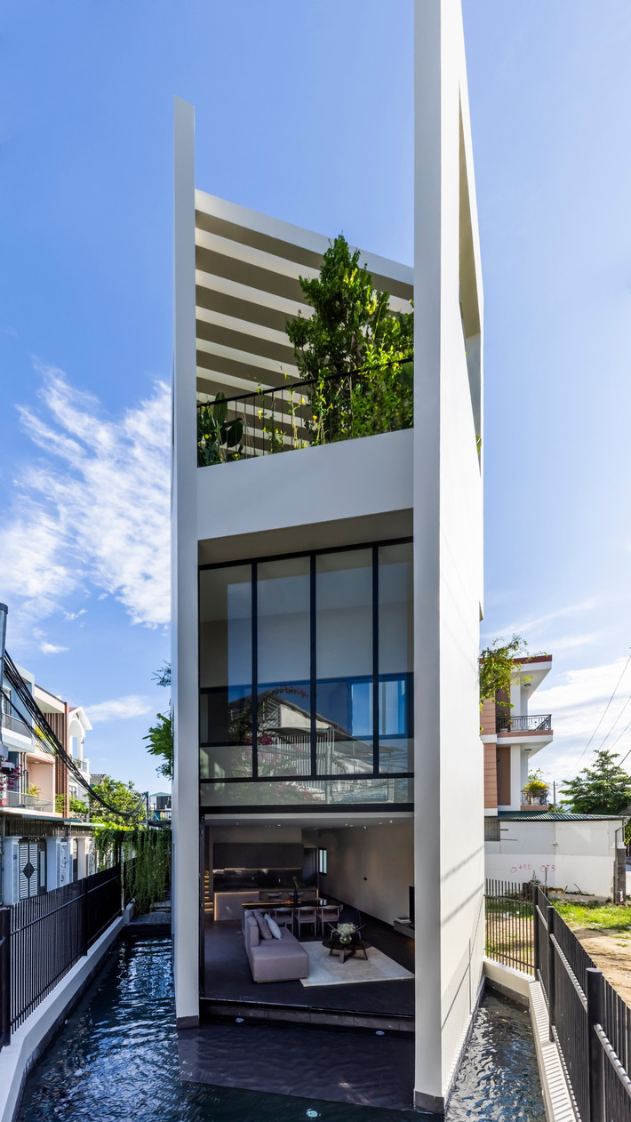 SkyGarden House được xây dựng trên khu đất có diện tích 100 m2 tại Tp Nha Trang (Khánh Hòa). Mảnh đất không thực sự vuông vắn là một khó khăn khi thiết kế ngôi nhà.