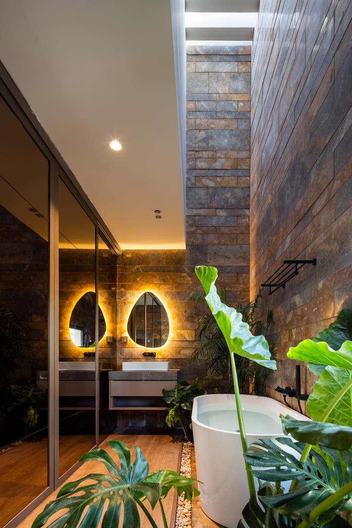 Sự kết hợp hài hòa với thiên nhiên còn được thể hiện rõ nét thông qua cách bố trí tận dụng không gian xung quanh các phòng ngủ và khu vệ sinh bằng cách mô phỏng các vườn cây xanh.