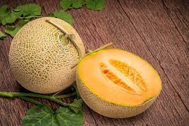 Dưa lưới Yubari King đạt chất lượng cao nhất là khi có hình tròn hoàn hảo, tỉ lệ đường từ 13% trở lên, cùng lớp vỏ ngoài không tì vết. Do đó, người trồng còn thường mát-xa bằng tay hoặc đánh bóng thủ công cho loại dưa lưới này. Ảnh: The Cold Wire