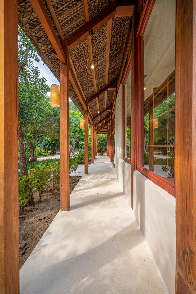 Căn nhà sử dụng vật liệu tái chế như chai lọ, cây gỗ rừng để làm đèn chiếu sáng hay các đồ nội thất rời đơn giản cũng là cách góp phần vào việc hướng mọi người tới việc gìn giữ tự nhiên.