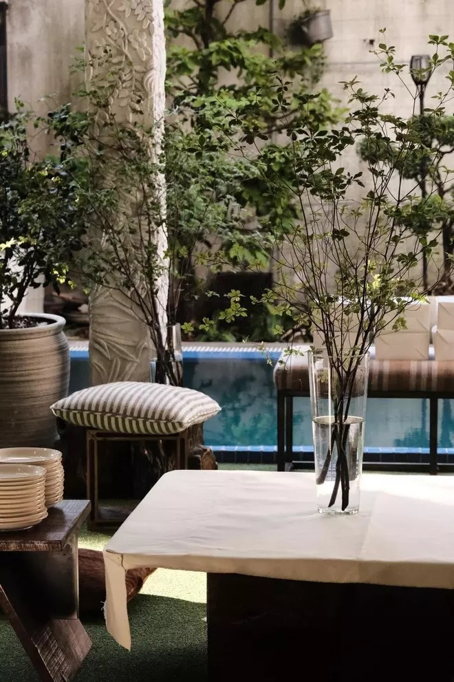 Một góc nội thất bài trí đẹp mắt, hướng view nhìn ra hồ bơi.