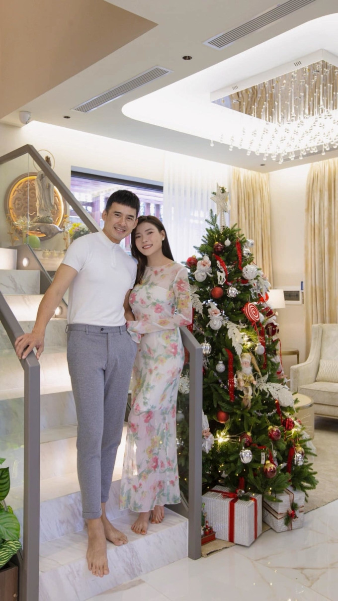 Lương Thế Thành - Thúy Diễm là một trong những cặp đôi đẹp của Vbiz. Cách đây không lâu, vợ chồng Lương Thế Thành - Thúy Diễm hé lộ một phần không gian sống trong biệt thự 200 m2 mới xây ở thành phố Thủ Đức (TP HCM).