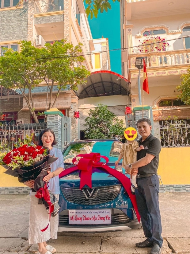 Tháng 10/2021, nam cầu thủ sinh năm 1997 còn mua xế hộp tặng ba mẹ nhân dịp lễ Vu Lan (báo hiếu) với giá ước tính khoảng nửa tỷ đồng. Ảnh: Facebook