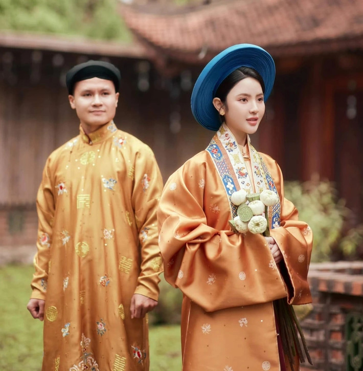 Ngoài ra, Quang Hải còn tặng Chu Thanh Huyền nhiều món quà đắt đỏ như túi hiệu Hermes có giá hàng trăm triệu đồng, bộ trang sức gồm chiếc lắc tay bằng vàng 18k gần 80 triệu đồng, dây chuyền nạm 2 viên kim cương khoảng 70 triệu đồng...Ảnh: Dân trí