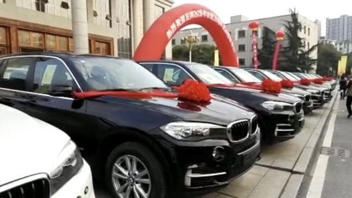 Năm 2020, một công ty ở Trung Quốc đã trao thưởng Tết cho nhân viên xuất sắc cả năm của công ty với quà tặng là xe BMW và Porsche khiến cộng đồng mạng nước này không khỏi thán phục. Ảnh; Sohu