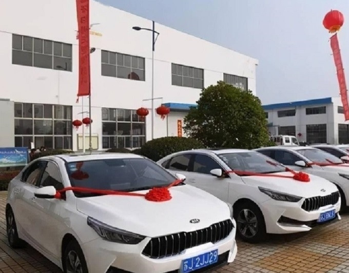 Trên thực tế, việc tặng xe như phần thưởng Tết không phải chuyện lạ ở Trung Quốc. Đầu năm 2023, Công ty dịch vụ dầu khí Yên Đài Jereh tại Sơn Đông, Trung Quốc đã trao 28 ô tô cho các nhân viên xuất sắc. Ảnh: Sohu