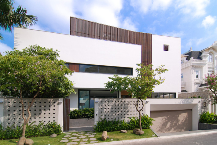 Tọa lạc tại phường Thảo Điền (Quận 2. TP HCM), Eden Villa được xây dựng với 3 tầng nổi và 1 tầng hầm để xe trên diện tích rộng 450m2.