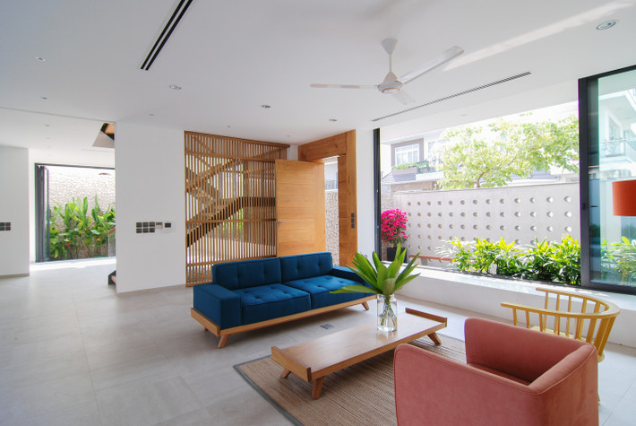 Không gian tầng 1 thiết kế mở xuyến suốt giữa các khu vực chức năng: Phòng khách, bếp, bàn ăn và khu vực đọc sách.