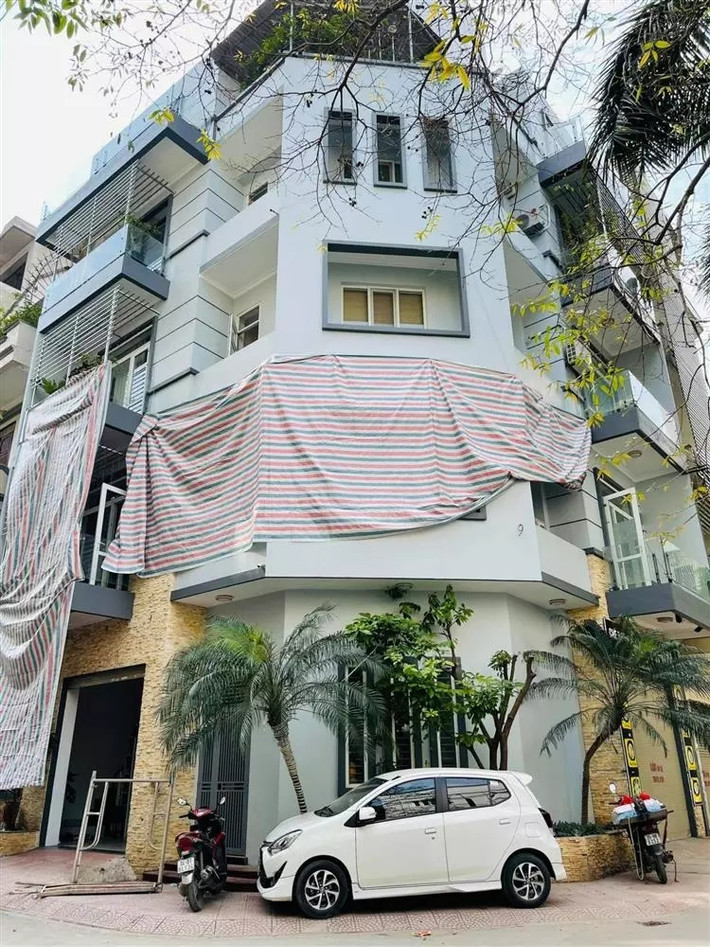 Được biết, biệt thự của vợ chồng Hằng Đăng nằm ở vị trí đắc địa trên một con phố tại Hà Nội.