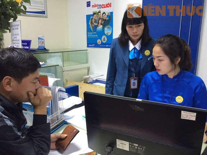 Một khách hàng may mắn mua được sim 088 của VinaPhone sau nhiều giờ xếp hàng chờ đợi sáng nay.