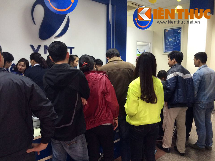 Riêng với gói cước Premium cao nhất, người mua sẽ hưởng những đặc quyền giống như dịch vụ chăm sóc khách hàng Vinaphone Plus như sử dụng 10 lần phòng chờ hạng thương gia tại một số sân bay ở Việt Nam trong 1 năm, sử dụng gói chăm sóc sức khỏe tại các bệnh viện lớn (Vinmec, Hoàn Mỹ…) với giá 500.000 đồng.