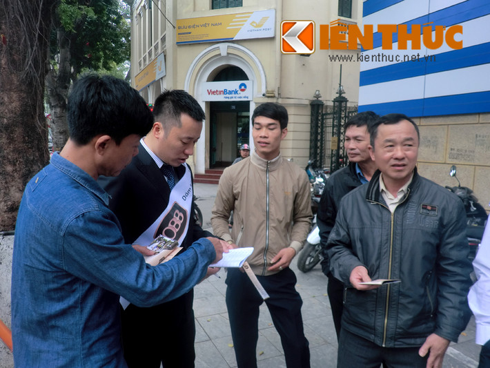 Dù đã đến trưa, song nhiều khách hàng vẫn kiên nhẫn đăng ký với nhân viên VinaPhone để giữ chỗ mua sim đầu 088 song phát.