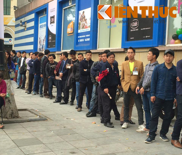 Dòng người rồng rắn, kiên nhẫn xếp hàng cả tiếng đồng hồ để mua sim.